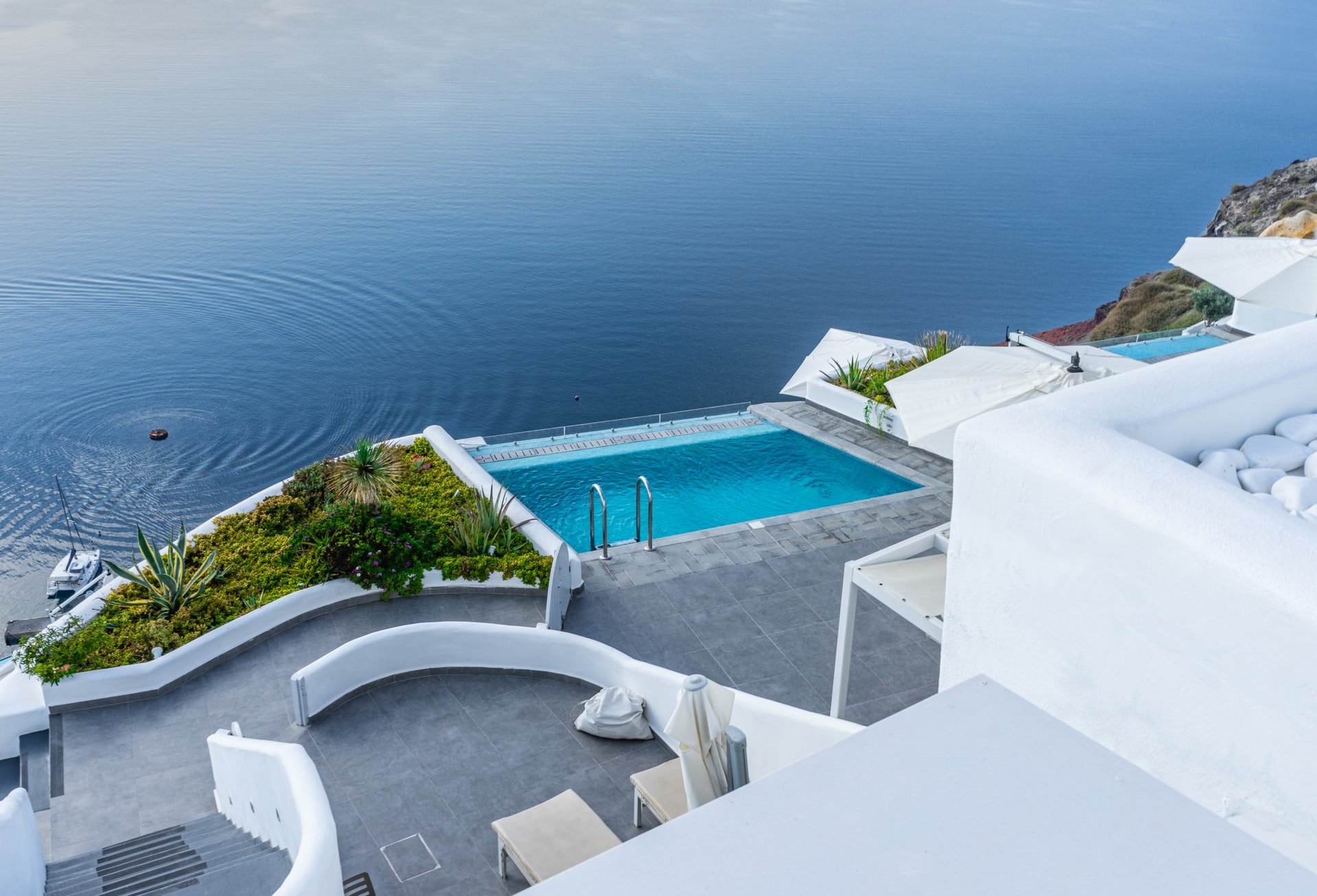 Découvrez nos séjours de luxe en vente privée - Santorin. VeryChic vous propose des voyages jusqu’à -70% dans les plus beaux hôtels du monde - Santorin