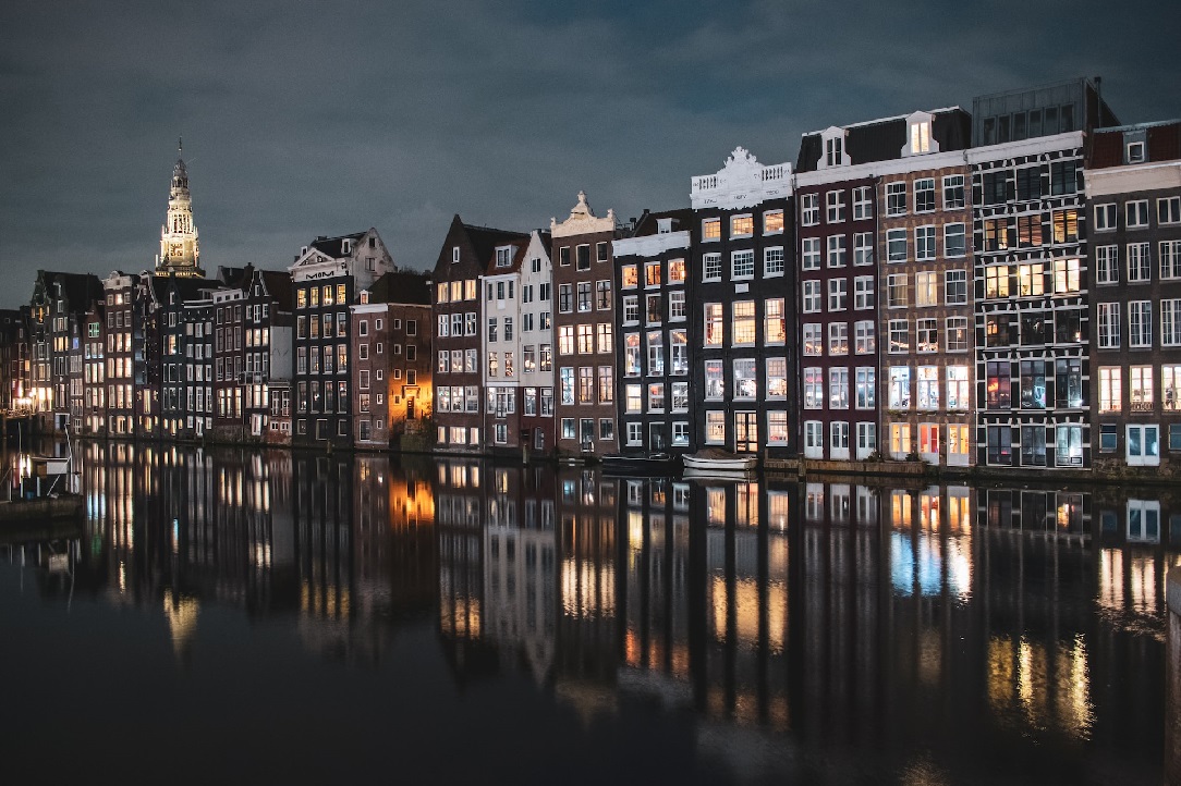 Les canaux d'Amsterdam, une fois la nuit tombée