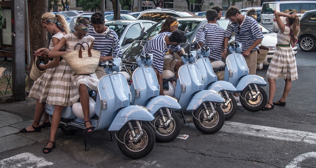 La vie quotidienne en Sardaigne, en scooter Vespa